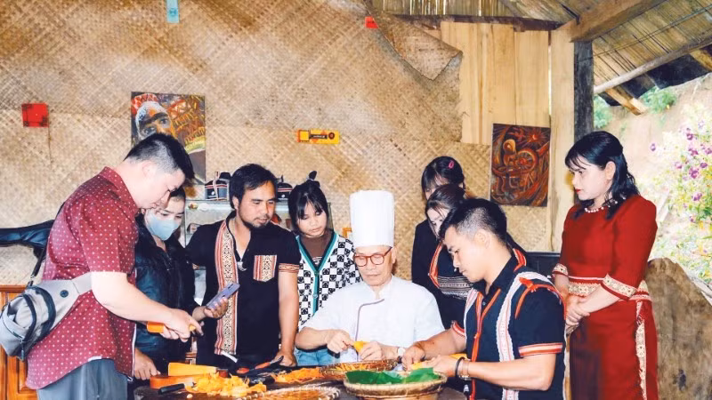 A training session on culinary and tourism skills for residents of Kon Chenh Village.