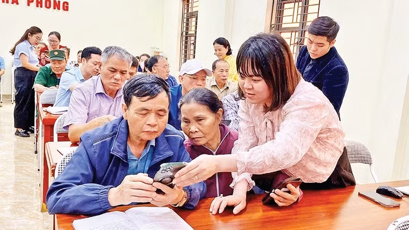 A digital literacy class for the people in Quang Ninh Province.
