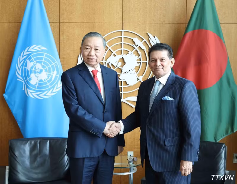 General Secretary of the Communist Party of Viet Nam Central Committee and President To Lam meets President of the 81st session of the United Nations General Assembly (UNGA 81) Khalilur Rahman (Photo: VNA)