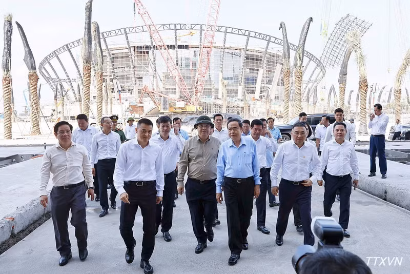 National Assembly President Tran Thanh Man (third, right) and the working delegation inspect the APEC Convention Centre project. (Photo: VNA)