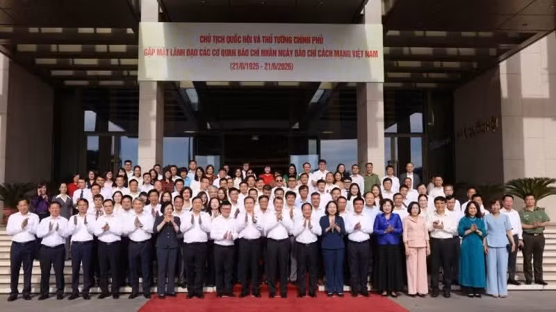 PM Le Minh Hung and NA Chairman Tran Thanh Man pose for a photo with leaders of press agencies. (Photo: Duy Linh)