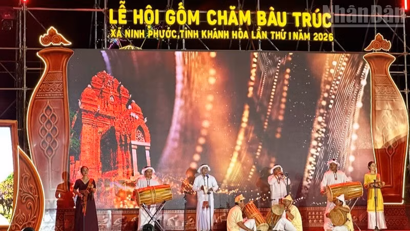 Artists play traditional Cham musical instruments at the festival’s opening ceremony. (Photo: Nguyen Trung)