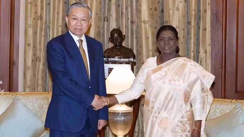 General Secretary of the Communist Party of Viet Nam Central Committee and State President To Lam meets with Indian President Droupadi Murmu in New Delhi on May 6 afternoon (local time). (Photo: VNA)