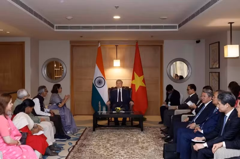 General Secretary of the Communist Party of Viet Nam Central Committee and State President To Lam receives President of the India-Viet Nam Friendship Association Kusum Jain in New Delhi on May 6 afternoon (local time). (Photo: VNA)