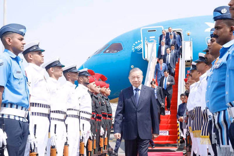 The welcome ceremony for General Secretary and President To Lam at Chhatrapati Shivaji Maharaj International Airport in Mumbai. (Photo: Thong Nhat/VNA)