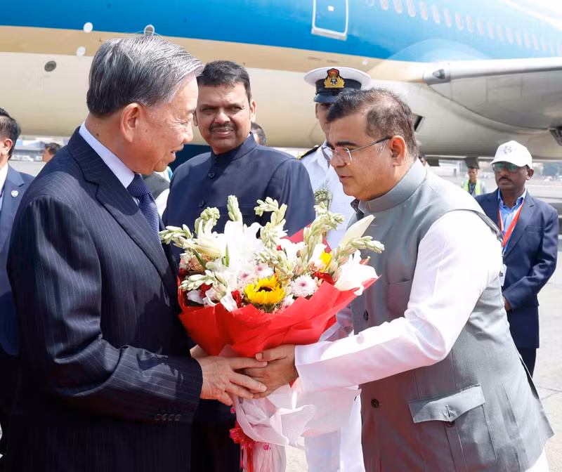 Mumbai officials welcome General Secretary and President To Lam at Chhatrapati Shivaji Maharaj International Airport. (Photo: Thong Nhat/VNA)