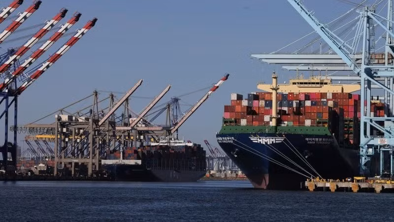 Cargo ships loaded with containers dock at the Port of Los Angeles, California, US. (Photo: Xinhua)