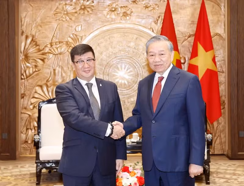Party General Secretary and State President To Lam (R) and outgoing Mongolian Ambassador to Viet Nam Jigjee Sereejav at their meeting in Ha Noi on April 28, 2026. (Photo: VNA)