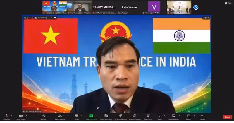 Bui Trung Thuong, Trade Counsellor and Head of the Viet Nam Trade Office in India, speaks at the event.
