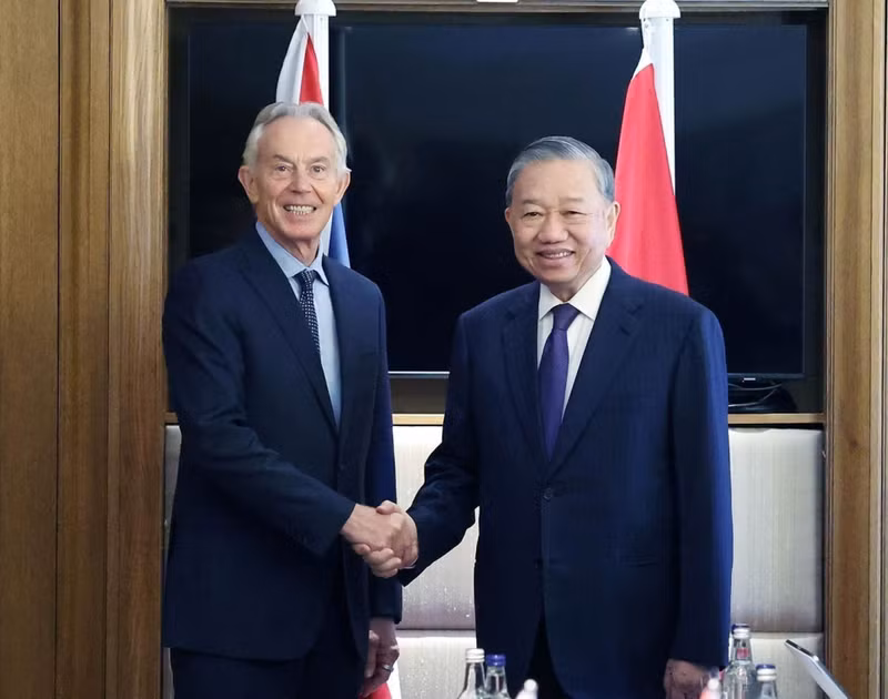General Secretary of the Communist Party of Viet Nam (CPV) Central Committee To Lam (right) and former British Prime Minister Tony Blair at their meeting in London on October 30. (Photo: VNA) 