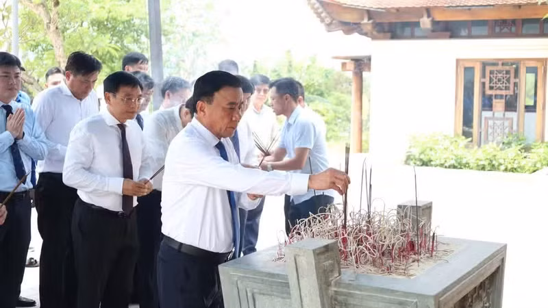 Politburo member and Permanent member of the Party Central Committee’s Secretariat Tran Cam Tu leads a high-ranking delegation to pay tribute to fallen heroes in Dien Bien province on April 28.