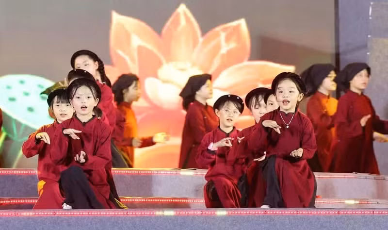 A performance of xoan singing by students at the opening ceremony.