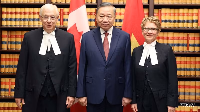 General Secretary of the Communist Party of Viet Nam Central Committee and President To Lam meets with Speaker of the Senate Raymonde Gagné and Speaker of the House of Commons Francis Scarpaleggia on September 24 (local time). (Photo: VNA)