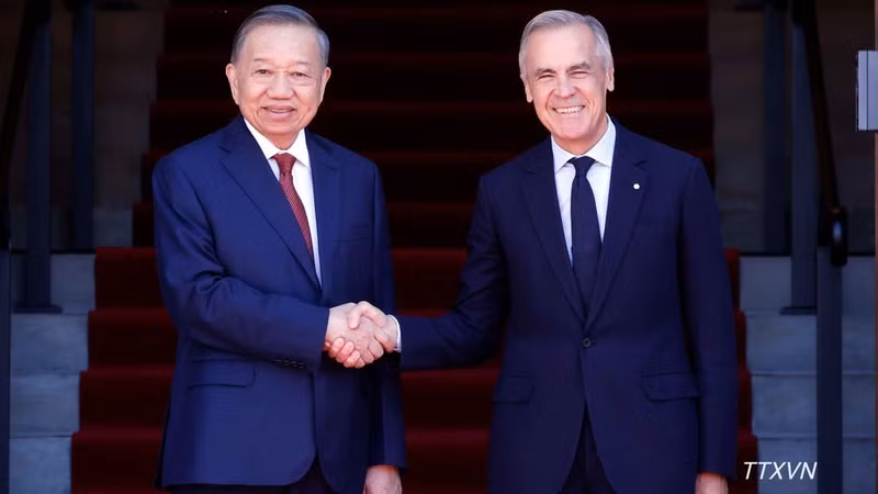 General Secretary and President To Lam shakes hands with Canadian Prime Minister Mark Carney. (Photo: VNA)