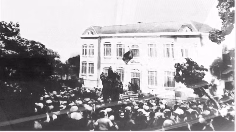People participated in the uprising to seize power in Vinh City in August 1945. (Source: Nghe An Newspaper)