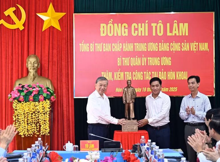 Party General Secretary To Lam presents a statue of President Ho Chi Minh to Dat Mui commune. (Photo: VNA) 