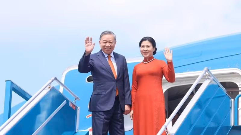 General Secretary of the Communist Party of Viet Nam (CPV) Central Committee To Lam and his spouse Ngo Phuong Ly leave Ha Noi on October 20, 2025 for an official visit to Finland. (Photo: VNA)