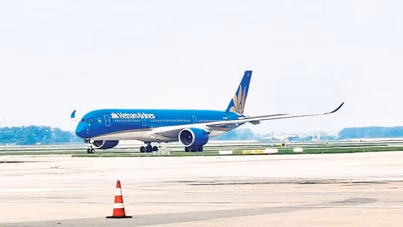 Civil aviation operations at Noi Bai International Airport.