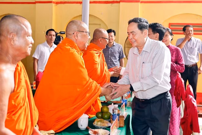 NA Chairman Tran Thanh Man and Buddhist monks at the Great National Solidarity Festival in Chau Thanh hamlet, Can Tho's An Ninh commune, on November 9 (Photo: VNA)