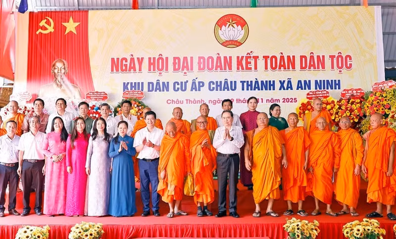 NA Chairman Tran Thanh Man and other participants in the Great National Solidarity Festival in Chau Thanh hamlet, Can Tho's An Ninh commune, on November 9 (Photo: VNA) 