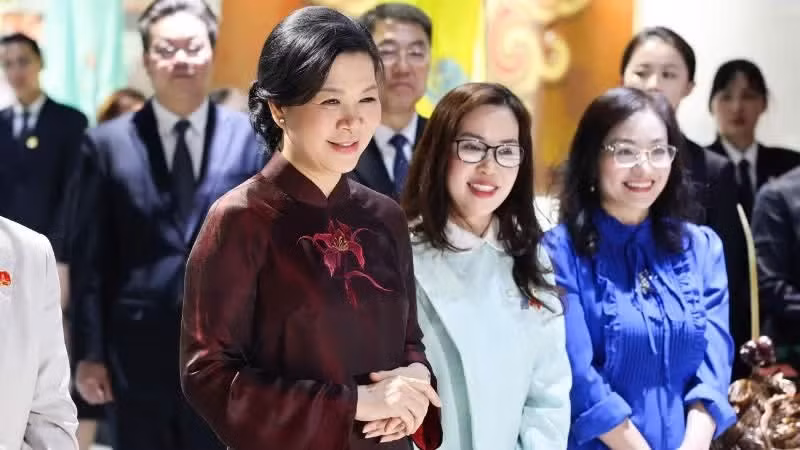 Ngo Phuong Ly, spouse of General Secretary of the Communist Party of Viet Nam Central Committee and State President To Lam, visits the Guangxi Ethnic Music Museum on April 16. (Photo: VNA)