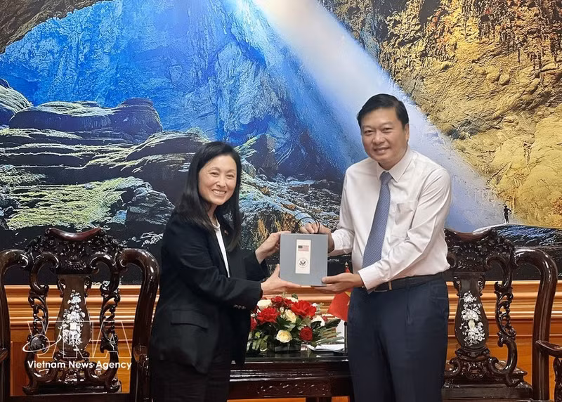 US Ambassador to Viet Nam Jennifer Wicks presents a souvenir to Chairman of the Quang Tri provincial People’s Committee Le Hong Vinh. (Photo: VNA)