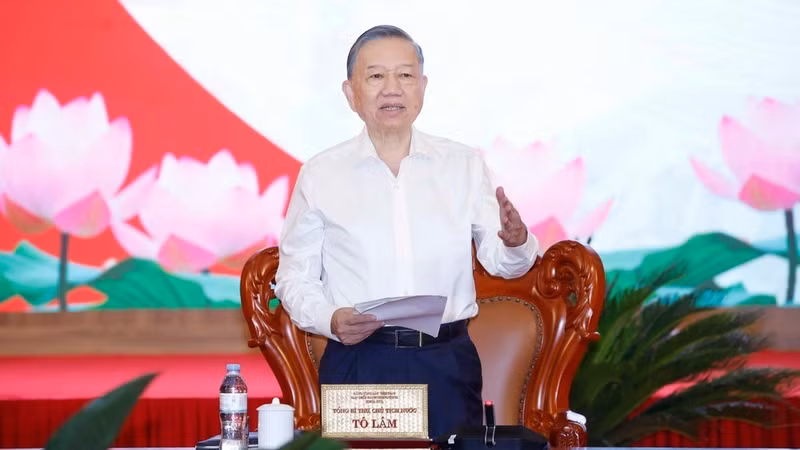 Party General Secretary and State President To Lam addresses a working session with the Son La provincial Party Committee's Standing Board on July 16 (Photo: VNA) 