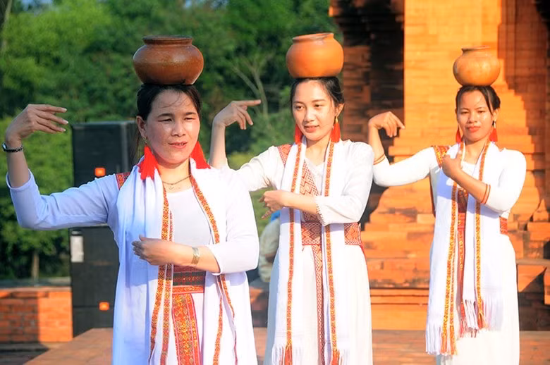 A dance of the Cham people.