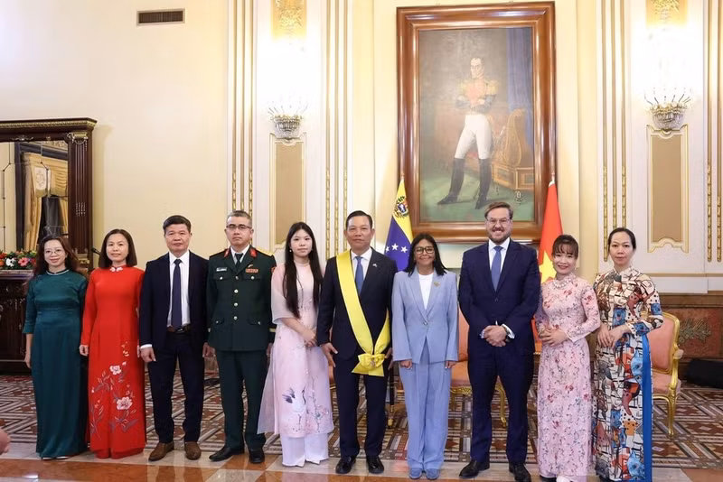 Venezuelan Acting President Delcy Rodríguez poses for a photo with Ambassador Vu Trung My and staff of the Vietnamese Embassy in Caracas.