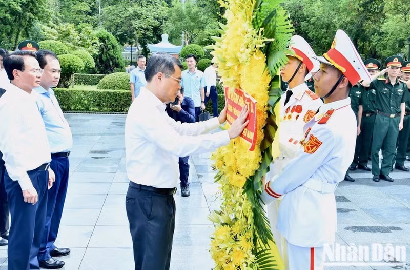 Prime Minister Le Minh Hung adjusts the floral arrangement before offering flowers and incense in commemoration of heroic martyrs at the A1 National Martyrs’ Cemetery. (Photo: THANH GIANG)