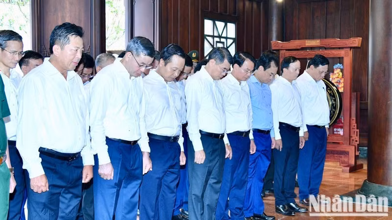 Prime Minister Le Minh Hung and his delegation observe a minute of silence in commemoration of heroic martyrs who fell on the Dien Bien Phu battlefield. (Photo: THANH GIANG)