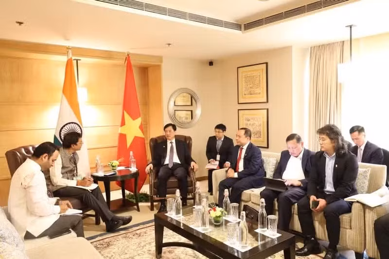 Politburo member Nguyen Duy Ngoc, who is also Secretary of the CPV Central Committee, Chairman of its Organisation Commission and standing deputy head of the Central Steering Committee for Science-Technology Development, Innovation and Digital Transformation, at a working sessions with leaders of the Indian Institute of Technology Madras (IIT Madras). (Photo: dangcongsan.vn) 