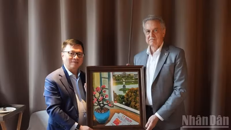 Nhan Dan Editor-in-chief Le Quoc Minh and Evgeny Grigoriev, Chairman of the Saint Petersburg Committee for External Relations.