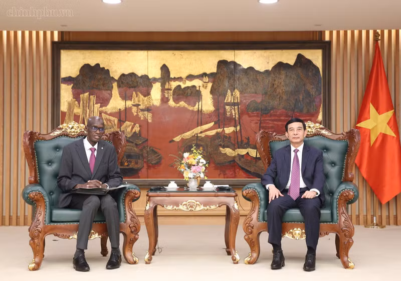Deputy Prime Minister and Minister of National Defence Gen. Phan Van Giang (R) and Minister in charge of the General Secretariat of the Mauritanian Government Moctar Al Housseynou Lam. (Photo: baochinhphu.vn) 