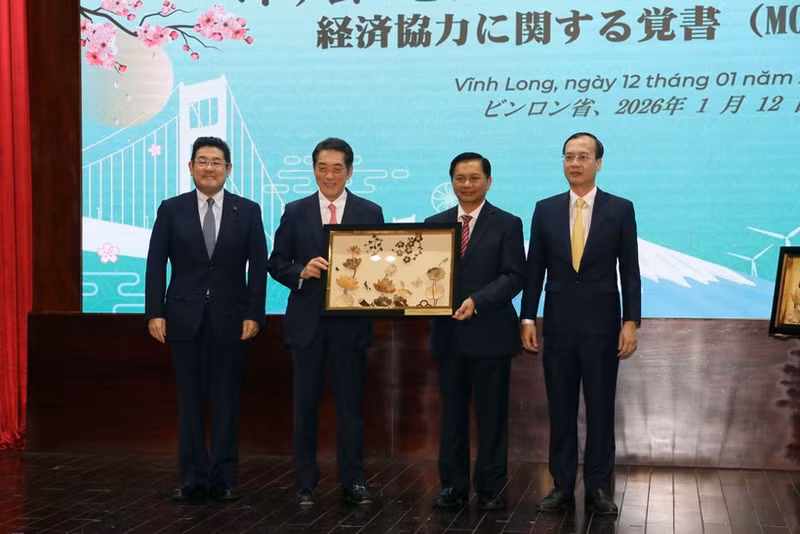 Secretary of the Vinh Long Party Committee Tran Van Lau (second from right) presents a gift to Ehime Governor Tokihiro Nakamura at the MoU signing ceremony on January 12. (Photo: VNA)