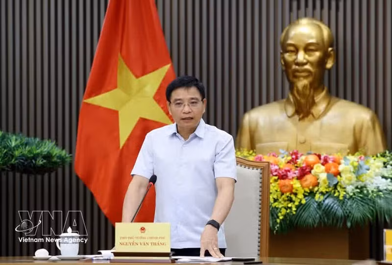 Deputy Prime Minister Nguyen Van Thang speaks at the meeting with ministries and sectors in Ha Noi on June 17 to review public investment disbursement and address bottlenecks affecting ODA projects. (Photo: VNA)