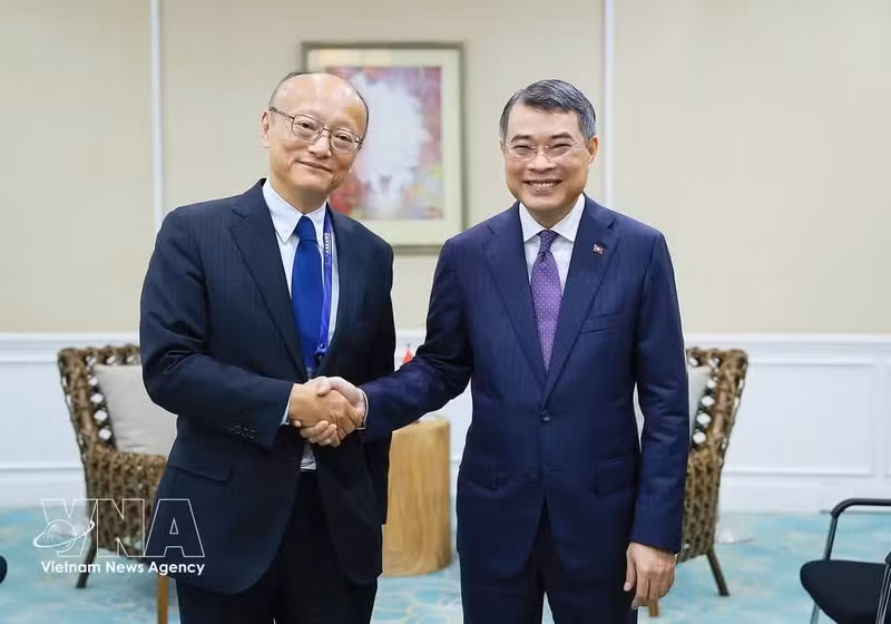 Vietnamese Prime Minister Le Minh Hung and President of the Asian Development Bank (ADB) Masato Kanda at their meeting on the sidelines of the 48th ASEAN Summit in Cebu, the Philippines, on May 7, 2026. (Photo: VNA)