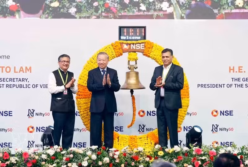 General Secretary of the Communist Party of Viet Nam Central Committee and State President To Lam rings bell at the National Stock Exchange of India (Photo: VNA)