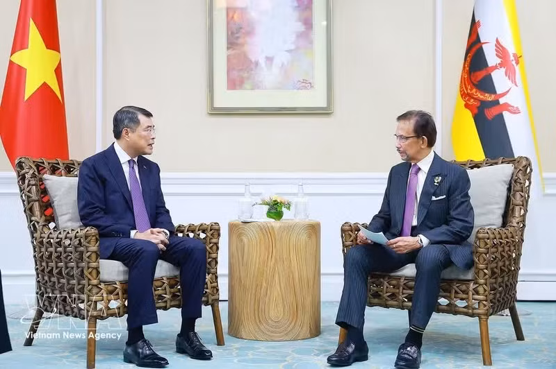 Vietnamese Prime Minister Le Minh Hung and Sultan of Brunei Hassanal Bolkiah at their meeting on the sidelines of the 48th ASEAN Summit in Cebu, the Philippines, on May 7, 2026. (Photo: VNA)