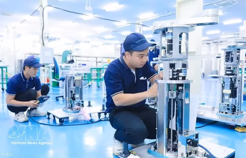 TAZMO Viet Nam Company, a 100% Japanese-owned firm located in Long Hau Industrial Park of Tay Ninh province, is one of the pioneers in manufacturing robots and high-tech equipment for the semiconductor industry. (Photo: VNA)