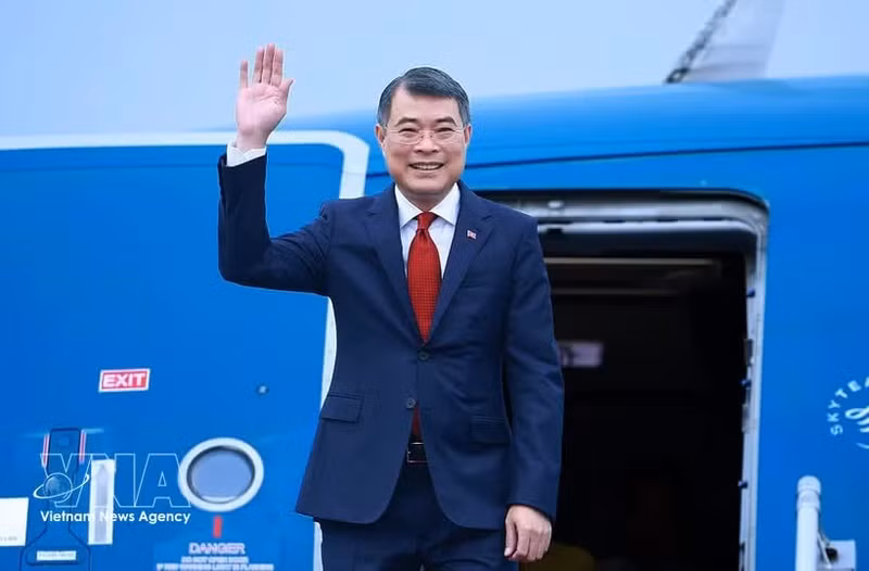 Prime Minister Le Minh Hung leaves Ha Noi for Cebu, the Philippines to attend the 48th ASEAN Summit from May 7–8. (Photo: VNA)