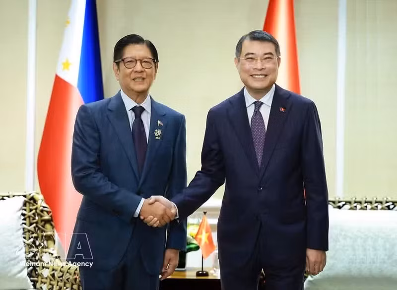 Vietnamese Prime Minister Le Minh Hung (R) and Philippine President Ferdinand Marcos Jr. at their meeting on the sidelines of the 48th ASEAN Summit in Cebu, the Philippines, on May 7, 2026. (Photo: VNA)