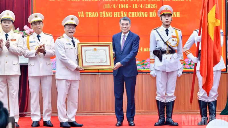 Prime Minister Le Minh Hung presents the Ho Chi Minh Order to the Criminal Police force on April 18. (Photo: Thanh Giang)