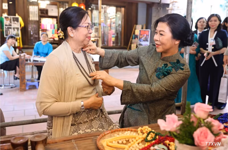 Ngo Phuong Ly (right), the spouse of General Secretary of the Communist Party of Viet Nam Central Committee and President To Lam, and Kyu Kyu Hla, the spouse of Myanmar President Min Aung Hlaing, visit Van Phuc silk village on September 5. (Photo: VNA)