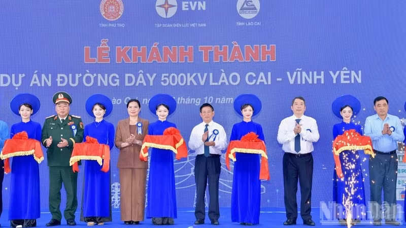 The inauguration of the Lao Cai-Vinh Yen 500kV transmission line.