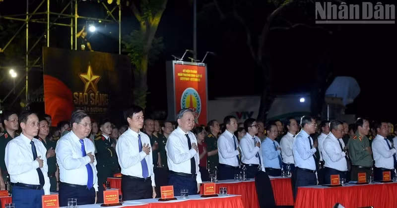 General Secretary and State President To Lam, Prime Minister Le Minh Hung, and delegates attend the live television programme "Guiding Stars" at the Ha Noi venue. (Photo: DANG KHOA)