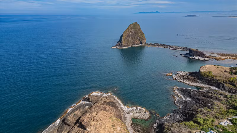 Geologically, Hon Yen was formed by tectonic activity and volcanic eruptions along the Phu Yen coastline some 10 million years ago.