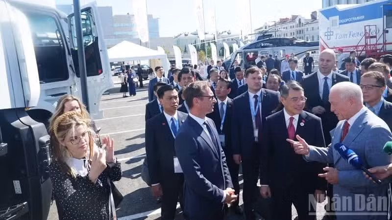 Prime Minister Le Minh Hung at the exhibition. (Photo: Thanh The)