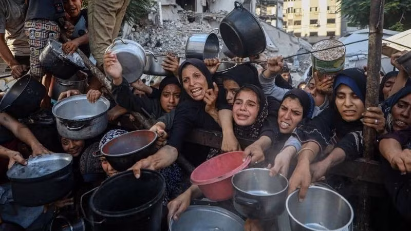 Palestinians receive free food from a food distribution center in Gaza City. (Photo: Xinhua)
