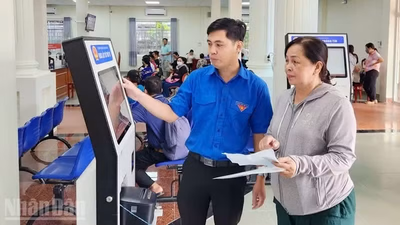 Citizens conduct administrative procedures at the Rach Gia Ward public administration service centre.